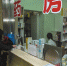 4月8日，方庄卫生服务中心，一位患者正在药房取药，台面上摆着药品新旧价格对比表。 新京报记者 彭子洋 摄 - 江苏音符