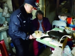 得知老人两天没有吃东西了，民警连忙在楼下小吃店端来一碗面条
　　通讯员供图 - 新浪江苏