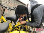 共享单车频遭破坏 90后女生手绘修补车牌 - 妇女联合会