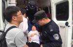 图为地铁警方和车站站务人员紧急将孕妇送上急救车。 - 新浪江苏