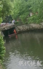 男尸悬挂在小桥正下方靠中间位置的桥洞下，环卫工正在实施救援 - 新浪江苏