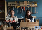 吴乐（右）和韩艺在“因木之遇”工作室 - 妇女联合会