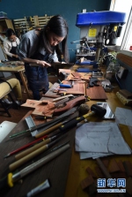 吴乐（右）在工作室制作一件红木梳妆盒（摄于5月6日）。 - 妇女联合会