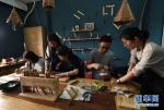 韩艺（右一）、吴乐（右四）在木作体验课上指导顾客制作工艺木梳（摄于5月7日）。 - 妇女联合会