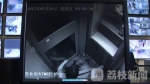 女子在ATM机保护罩内自杀 银行保安通过监控发现 - 新浪江苏