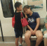 小暖男!男孩地铁里用手为妈妈垫着睡觉 - 江苏音符