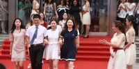 南京高校毕业生走红毯定格美好回忆 - 南京市教育局