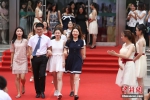 南京高校毕业生走红毯定格美好回忆 - 南京市教育局