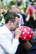 国外有人借助气球皮吸食“笑气” - 新浪江苏