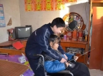 河北广播网主持人赠送给小众望母子一台收音机，众望兴奋地教母亲使用，2014年拍摄 - 南京市教育局