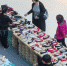 资料图：山西太原，民众正在商场选购鞋子。　张云 摄 - 江苏音符