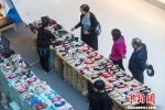 资料图：山西太原，民众正在商场选购鞋子。　张云 摄 - 江苏音符