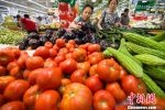 资料图：山西太原民众在超市选购蔬菜。　张云 摄 - 江苏音符