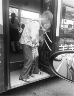 在公交车后门撒尿。（图片来源网络） - 新浪江苏