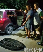 图为男子被抓获时，在汽车上查获一支气枪及铅弹数十发警方供图 - 新浪江苏