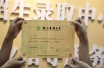高校发放录取通知书花样翻新 珍珠CD种子啥都有 - 南京市教育局