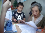 7月3日，徐奶奶在挨个翻看孩子们的成绩单和评语。 - 新浪江苏