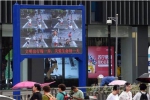 @闯红灯的人 你的脸会被公示在南京新街口大屏上 - 新浪江苏