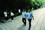 安保人员在景区内巡逻 - 新浪江苏