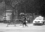 8月8日，南京城一早迎来了一场大暴雨，给早高峰出行的人们带来不少麻烦 - 新浪江苏