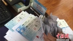 警方收走的大量假票，触目惊心。警方供图 - 新浪江苏