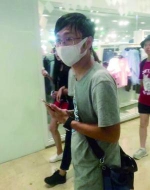网友拍的“口罩男” 图片来自微博 - 新浪江苏