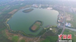 航拍如皋龙游湖。1250亩水面的龙游湖已经成为当地最大的城市“海绵体”，极大地提升了城市的吸蓄水功能。　于从文 摄 - 江苏新闻网