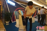 2017常州数字创意产业论坛上亮相的各类机器人吸睛　唐娟　摄 - 江苏新闻网