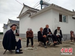 集中居住区老年公寓的老人们聚在在拉家常。 - 江苏新闻网