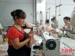 张婷和村里姐妹们一样就近在社区服装厂工作，不用抛家到外地受苦。 - 江苏新闻网