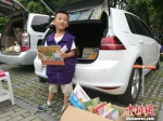 7岁的胡修齐在卖自己幼儿园时的小人书，半小时就卖出了8本。　钟升 摄 - 江苏新闻网