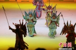 国粹京剧《龙飞凤舞》充分展示了京剧身段和水袖艺术的非凡魅力。　泱波 摄 - 江苏新闻网