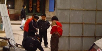 铁门外是大方巷，作者摄于2005年。  本文图均为作者供图 - 新浪江苏