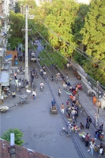 从五楼看极为热闹的大方巷，作者摄于2006年。 - 新浪江苏