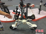 “亚洲自行车展”上，出现了可一键折叠、轻体量的电动助力车，单辆价格超五千元。　朱晓颖 摄 - 江苏新闻网
