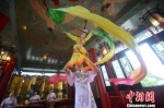 图为扬州木偶表演。　孟德龙 摄 - 江苏新闻网