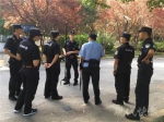 100多斤野猪窜进小区 十多名警察携枪围捕暂未抓到 - 新浪江苏