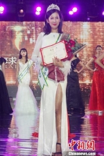 来自辽宁的24岁选手战美从27位佳丽中脱颖而出，获得2017地球小姐中国区总决赛冠军　魏佳文　摄 - 江苏新闻网