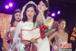 辽宁的24岁选手战美获得2017地球小姐中国区总决赛冠军 魏佳文 摄 - 江苏新闻网