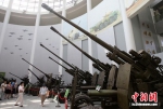 兵器博物馆吸引了众多的目光。 泱波 摄 - 江苏新闻网