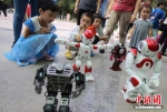 孩子们被跳舞的机器人吸引。 泱波 摄 - 江苏新闻网