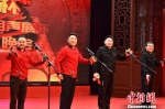 当晚的颁奖晚会上，张冰和王晓武等徐州4名演员表演了开场群口数来宝《夸展演》。张冰供图 - 江苏新闻网