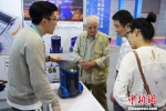 一位年轻人在向观展市民介绍科创产品。　孙权 摄 - 江苏新闻网