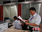 人民银行徐州分行的工作人员查询“异议申请”回复情况。　朱志庚　摄 - 江苏新闻网