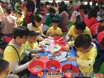 北流市幼儿园小朋友跟家长一起制作创意书签 - 南京市教育局