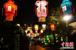 “二泉映月”夜庙会上挂满了漂亮的灯笼。 - 江苏新闻网