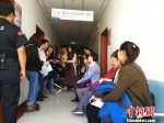 排队等待接种疫苗。　朱志庚　摄 - 江苏新闻网