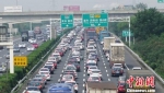 国庆首日沪宁高速无锡段，无锡至无锡北之间，车流量猛增。　孙权 摄 - 江苏新闻网