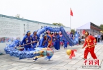 民众表演舞龙欢度国庆节。 - 江苏新闻网