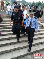 民警和特勤人员救助晕倒的游客 - 江苏新闻网